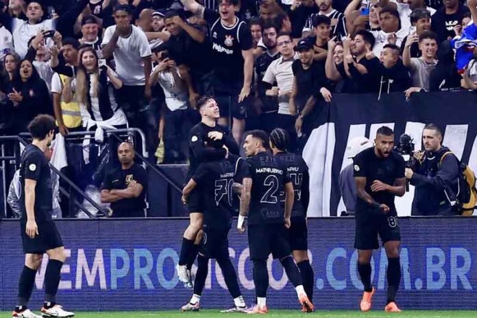 Com-direito-a-olé--Corinthians-faz-2-a-0-no-Palmeiras-e-se-afasta-do-Z4