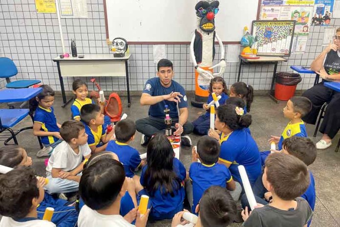Equipes-da-Prefeitura-de-Manaus-discutem-racismo-em-ação-do-programa-‘Saúde-na-Escola’