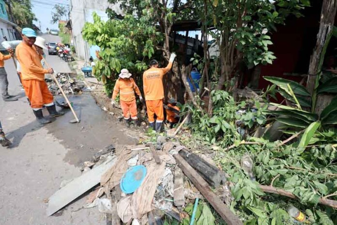 Igarapé-da-rua-Bagé-na-Redenção-recebe-limpeza-para-prevenir-alagamentos