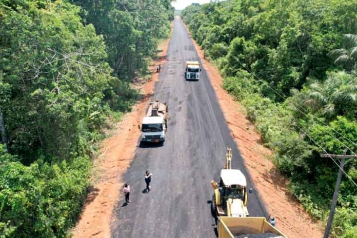 Pavimentação-do-ramal-da-Cabeceira-do-Purupuru,-no-Careiro-Castanho,-segue-em-ritmo-acelerado
