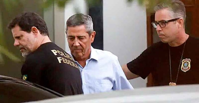 Agentes-da-Polícia-Federal-conduzem-o-general-Walter-Braga-Netto