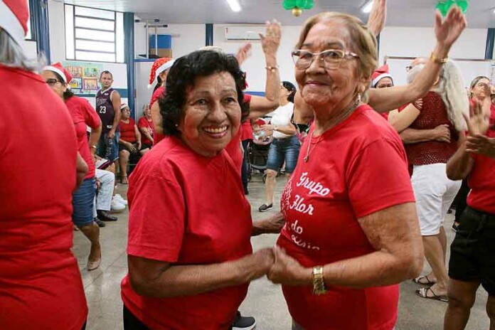 Baile-dançante-marca-encerramento-do-ano-para-grupo-de-idosas