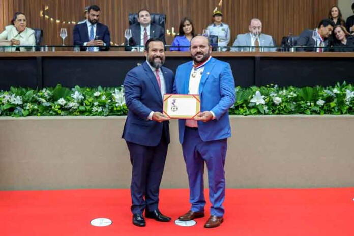 Dr-George-Lins-concede-Medalha-do-Mérito-Legislativo-ao-prefeito-Nicson-Marreira