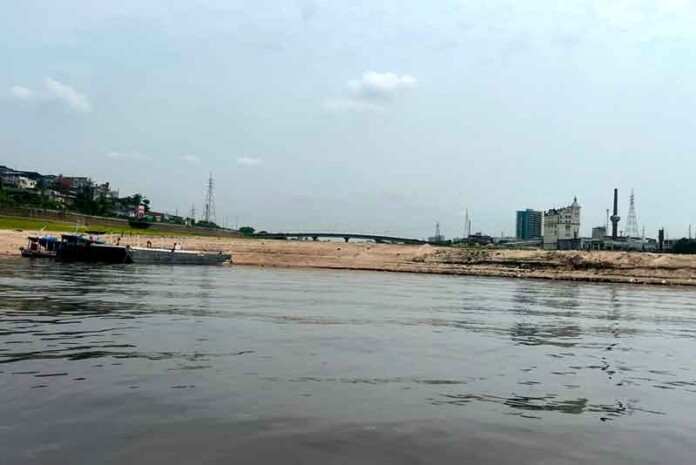 Nivel-do-Rio-Negro-sobe-12-cm-por-dia-em-Manaus