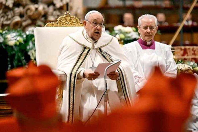 Papa-aparece-com-hematoma-no-queixo-durante-cerimônia