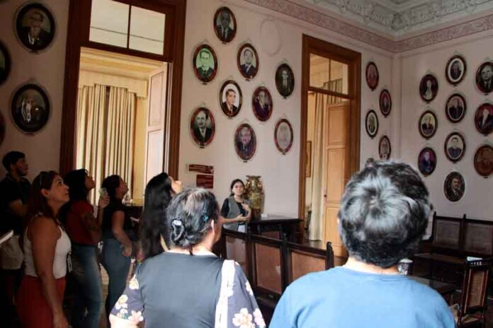 jovens-visitam-teatros-e-museus-de-Manaus-em-passeio-cultural