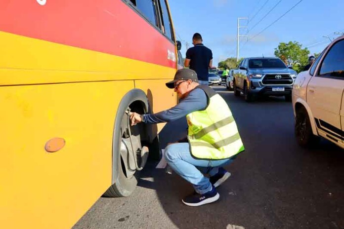 IMMU-intensifica-fiscalização-e-retira-ônibus-clandestinos-de-circulação-em-Manaus