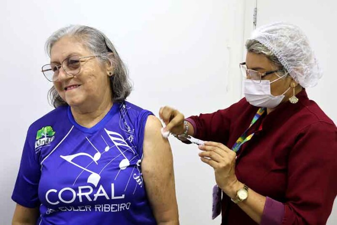 Idosos-recebem-vacinas-contra-gripe,-Covid-19-e-mais-em-ação-da-Semsa-e-Funati