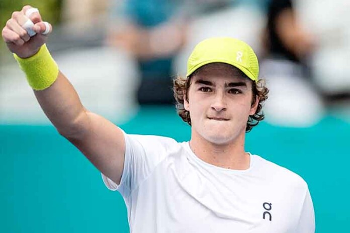 Impecável-no-saque,-João-Fonseca-vence-Humbert-e-avança-em-Miami