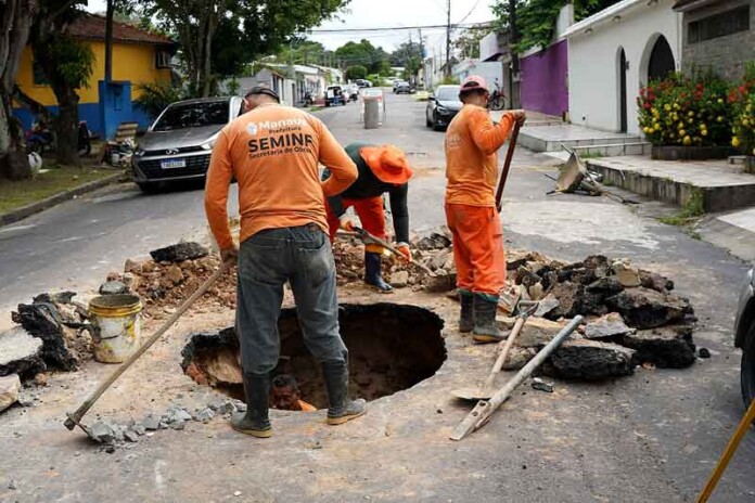 Moradores-comemoram-recuperação-de-rede-de-drenagem-no-conjunto-Santos-Dumont