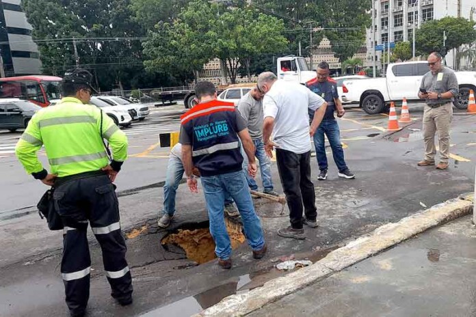 Obra-em-Adrianópolis-é-notificada-pela-Prefeitura-após-causar-danos-à-infraestrutura