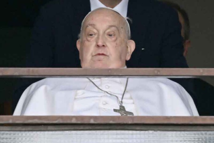 Papa-Francisco-faz-primeira-aparição-pública-neste-domingo