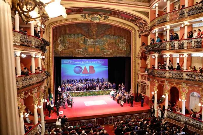 Presidente-do-TCE-AM-prestigia-solenidade-de-posse-de-Jean-Cleuter-na-OAB-AM