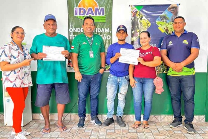 Agricultores-de-Envira-são-beneficiados-com-R$-61-mil-em-crédito-e-documentos-rurais