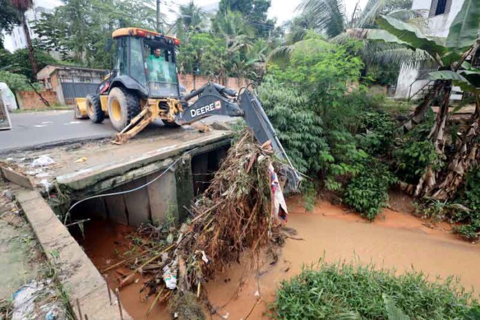 Após-forte-chuva,-Seminf-atua-na-desobstrução-de-igarapés-e-vias-em-Manaus