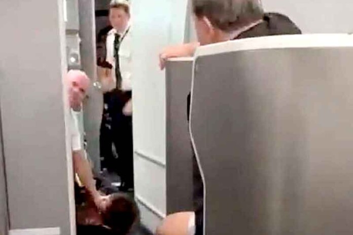 Brasileira-é-contida-após-tentar-entrar-em-cabine-de-avião-da-American-Airlines
