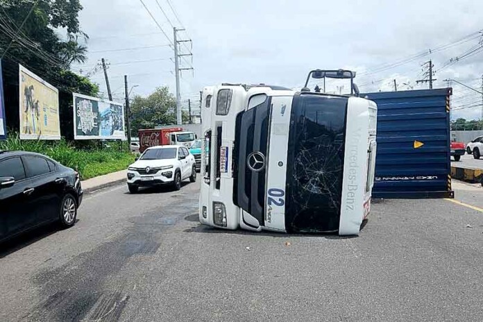 Duas-carretas-tombam-em-Manaus-e-IMMU-monta-desvios-para-evitar-transtornos