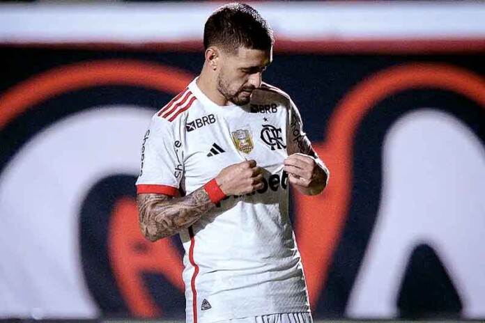 Flamengo-vence-o-Vitória-no-primeiro-triunfo-no-Brasileirão-Arrascaeta