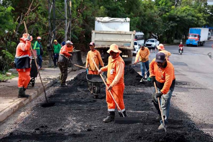 Mais-de-20-toneladas-de-asfalto-são-aplicadas-em-via-do-Distrito-Industrial-1