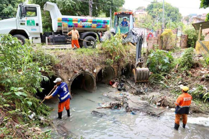 Mais-de-470-mil-metros-cúbicos-de-resíduos-já-foram-retirados-dos-igarapés-da-capital