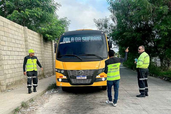 Micro-ônibus-alternativos-são-alvos-de-ação-de-fiscalização-pela-Prefeitura-de-Manaus