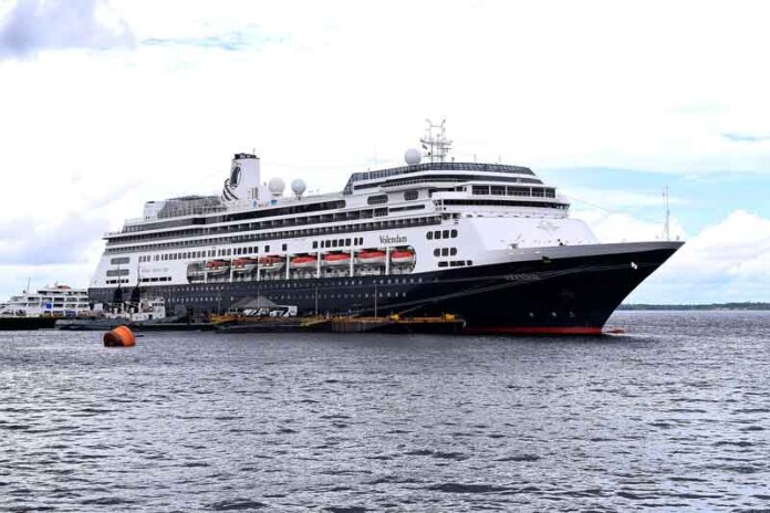Navio-holandês-Volendam-atraca-em-Manaus-e-impulsiona-setor-turístico