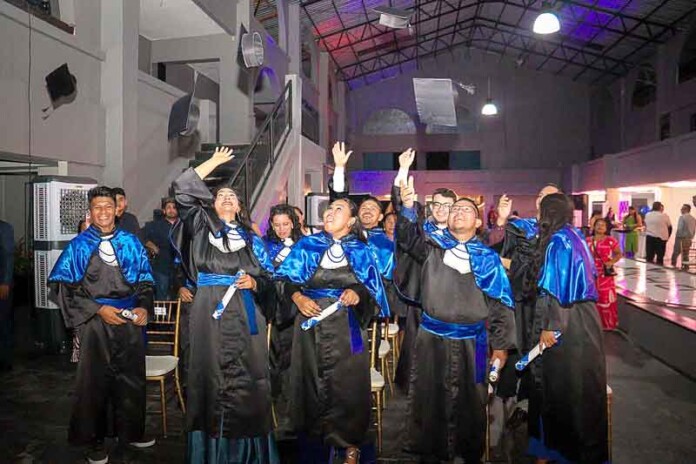 Primeira-turma-de-ribeirinhos-se-forma-em-turismo-pela-Universidade-Nilton-Lins