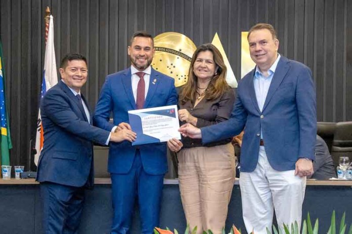 Tyrone-reforça-parceria-entre-Câmara-Municipal-e-OAB-AM-na-defesa-do-consumidor