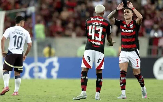 Flamengo-vence-LDU-no-Maracanã-e-fica-perto-da-classificação-na-Libertadores