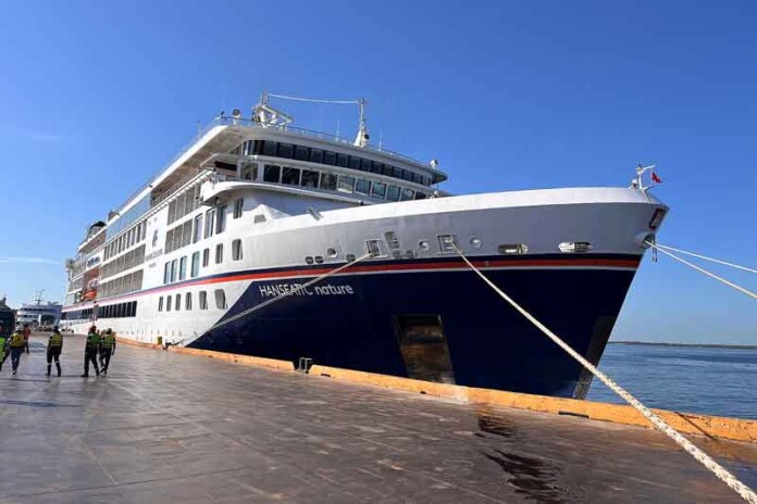 Manaus-encerra-temporada-de-cruzeiros-2024-2025-com-chegada-do-navio-Hanseatic-Nature