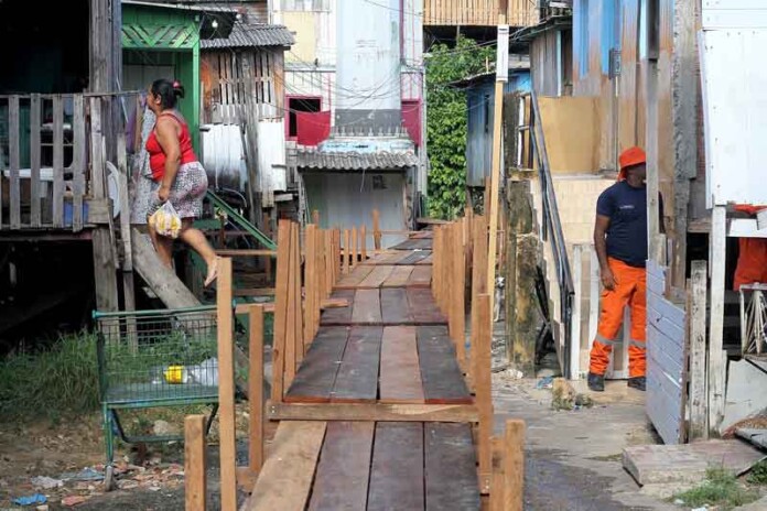 Pontes-temporárias-garantem-segurança-de-famílias-afetadas-pela-cheia-em-Manaus