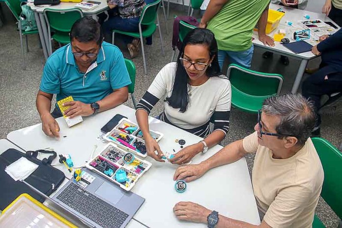 Professores-da-rede-municipal-recebem-formação-em-robótica-com-kits-educativos