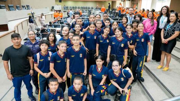 Projeto-da-Escola-do-Legislativo-leva-alunos-do-CMPM-IV-à-Câmara-Municipal-de-Manaus