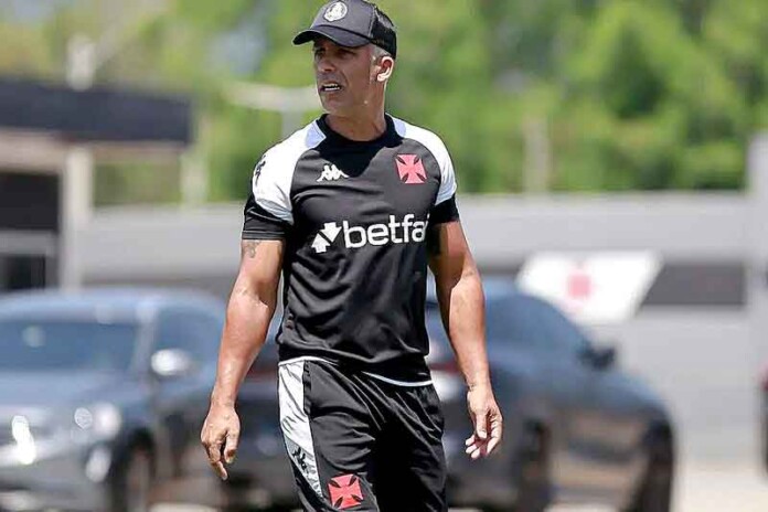 Vasco-enfrenta-Vitória-no-Brasileirão-em-último-jogo-de-Felipe-como-interino