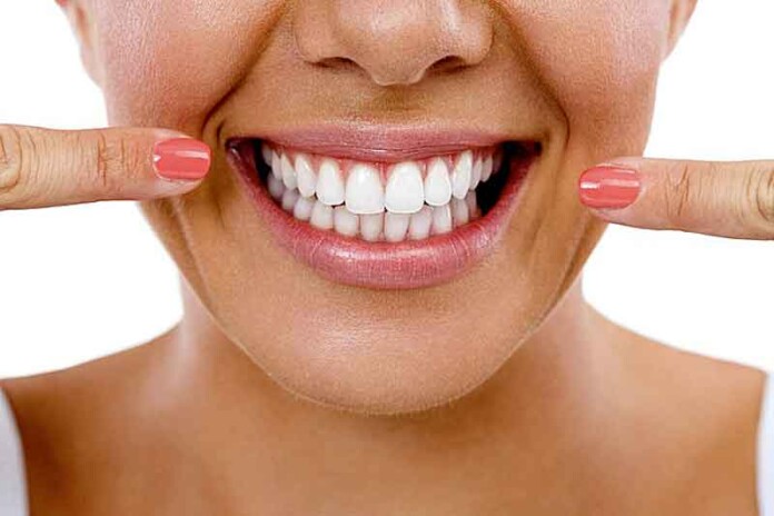 Afinal,-as-lentes-de-contato-dental-causam-mau-hálito