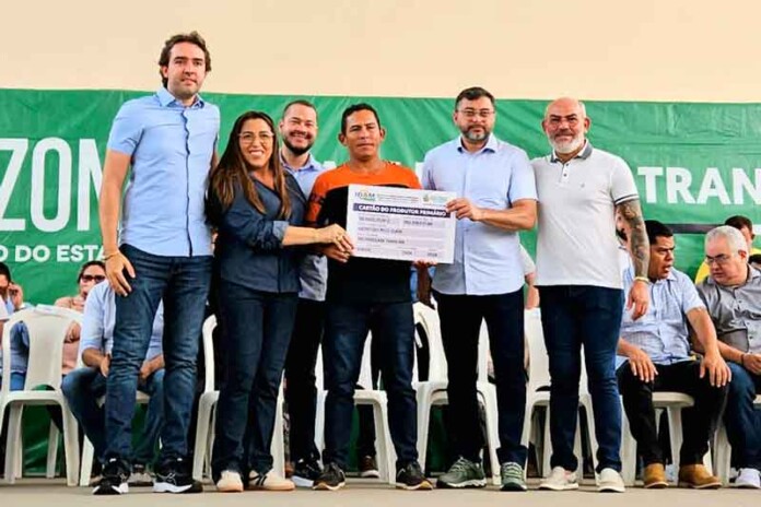 Agricultores-e-pescadores-de-Itacoatiara-recebem-crédito-e-documentação-rural-do-Idam