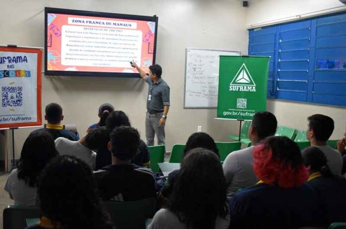 Alunos-da-rede-pública-conhecem-Zona-Franca-por-meio-do-projeto-“Suframa-nas-Escolas”