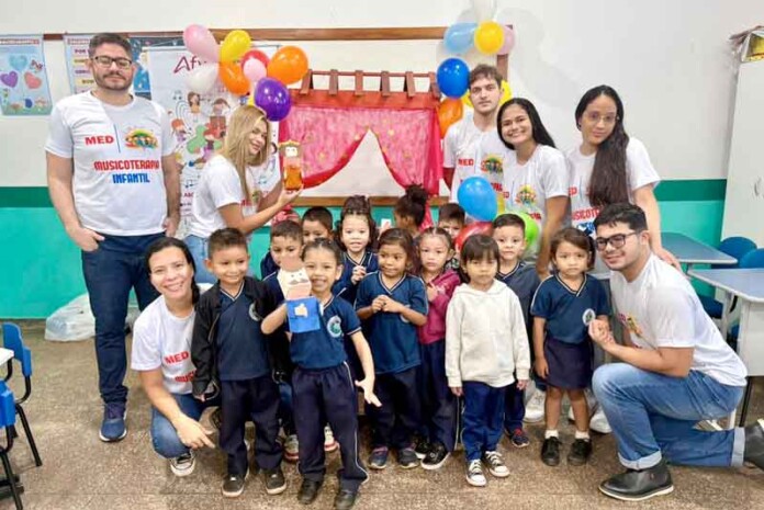 Crianças-de-Itacoatiara-aprendem-com-música-e-instrumentos-recicláveis-em-projeto-da-Afya