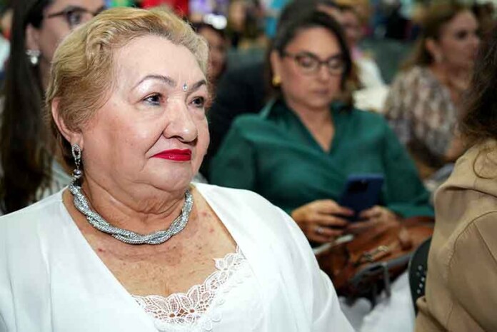 Defensora-Pública-Domingas-Laranjeira-é-homenageada-na-III-Expo-Mulher-da-OAB-AM