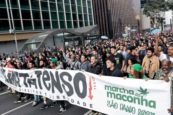 Marcha-da-Maconha-reúne-público-a-favor-da-legalização-da-cannabis