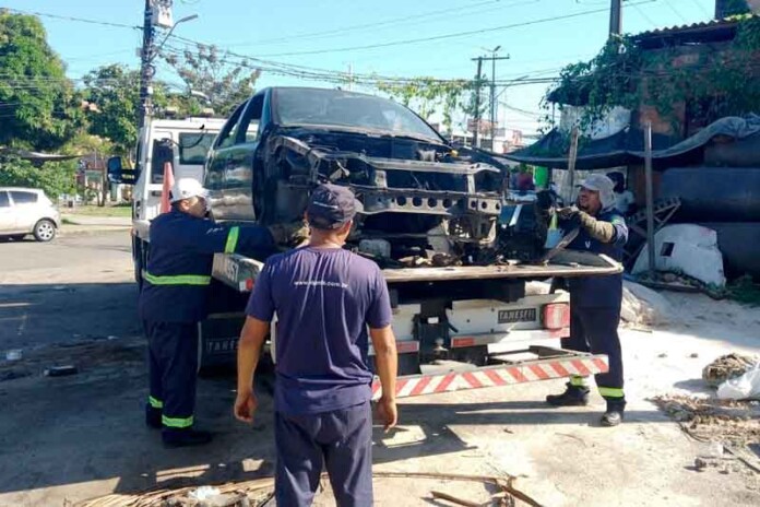 Operação-Sucata-retira-cinco-veículos-abandonados-no-bairro-Glória,-zona-Oeste-de-Manaus