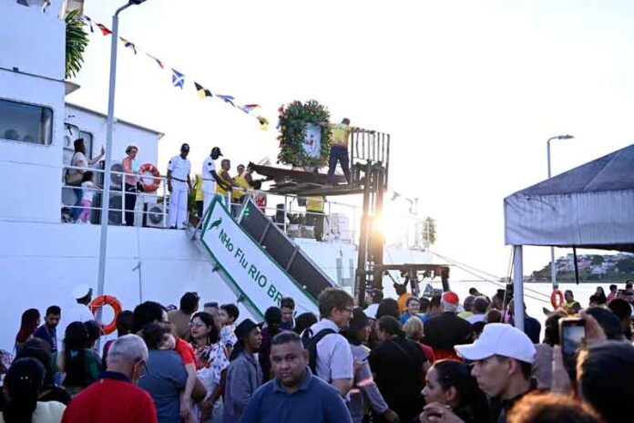 Píer-e-mirante-se-tornam-palco-de-fé-e-cultura-na-chegada-da-procissão-fluvial-de-São-Pedro