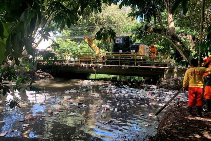 Prefeitura-devolve-dignidade-a-moradores-com-limpeza-de-igarapé-no-João-Bosco