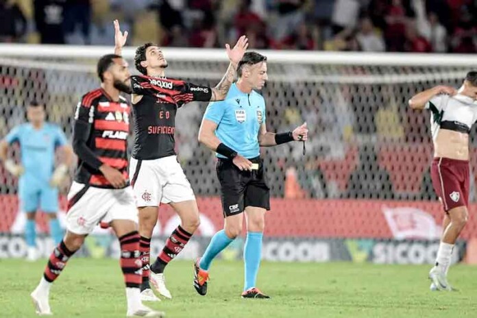Flamengo-vence-Fluminense-no-Maracanã-com-gol-de-Pedro
