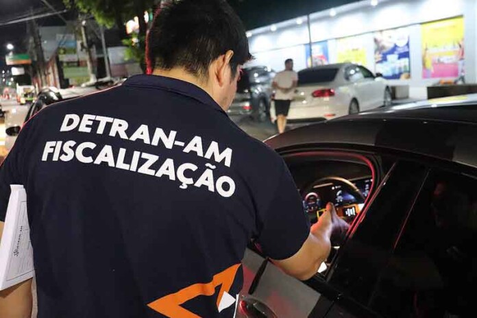 Homens-são-presos-por-adulteração-de-placa-e-desacato-em-blitz-do-Detran-AM