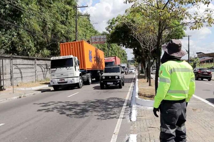 IMMU-autua-12-caminhões-por-tráfego-irregular-na-avenida-Ephigênio-Salles