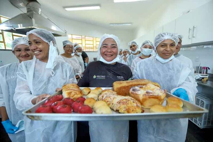 Mulheres-do-Prosamin+-participam-de-curso-de-padaria-artesanal-em-Manaus