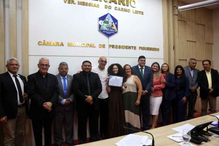 Presidente-Figueiredo-concede-Título-de-Cidadã-à-atriz-Valentina-Marques1