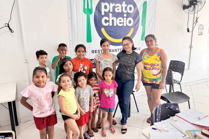 Restaurante-popular-vira-sala-de-aula-e-atende-crianças-com-reforço-escolar
