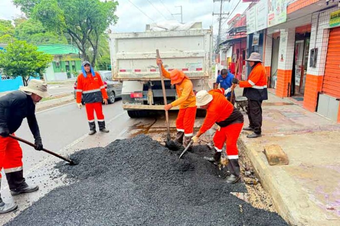 Seminf-realiza-manutenção-na-avenida-Silves-para-melhorar-trafegabilidade